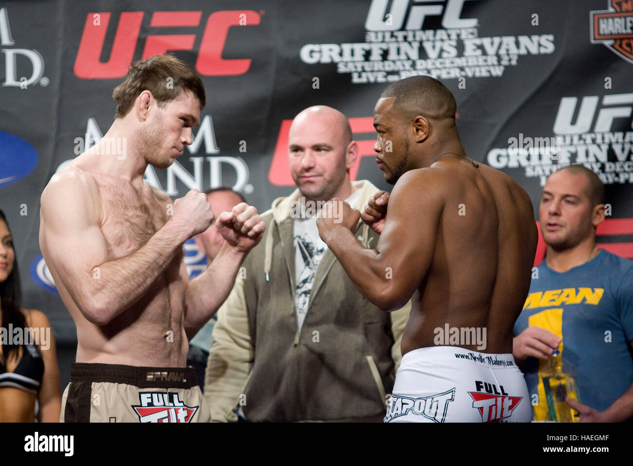 Forrest Griffin, gauche, et Rashad Evans square-off à l'UFC 92 pesées en tant que président de l'UFC Dana White a l'air sur au MGM Grand Ballroom le 26 décembre 2008 à Las Vegas, NV. Francis Specker Banque D'Images