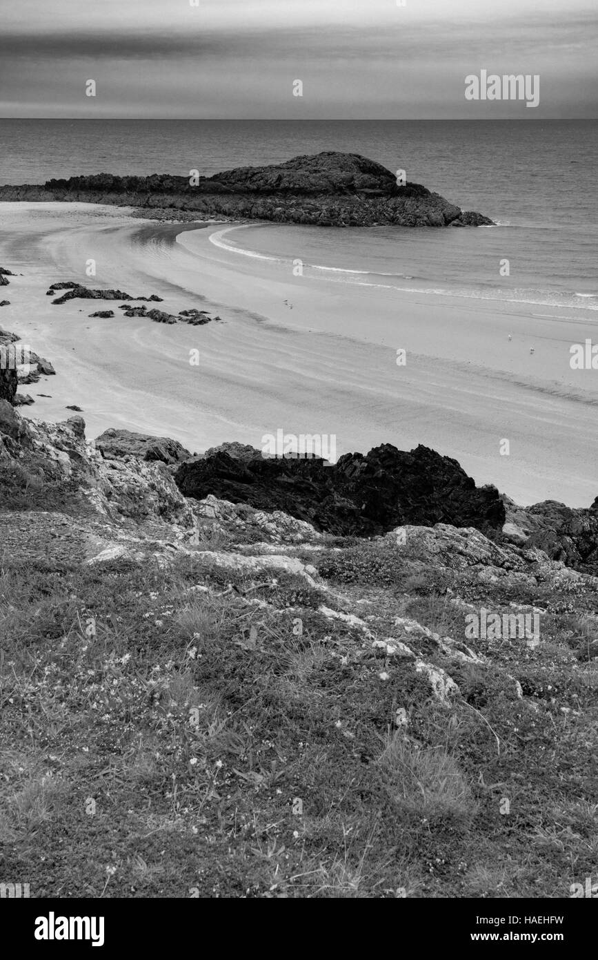 Plage déserte sur l'île Llanddwyn, Anglesey, Pays de Galles Banque D'Images