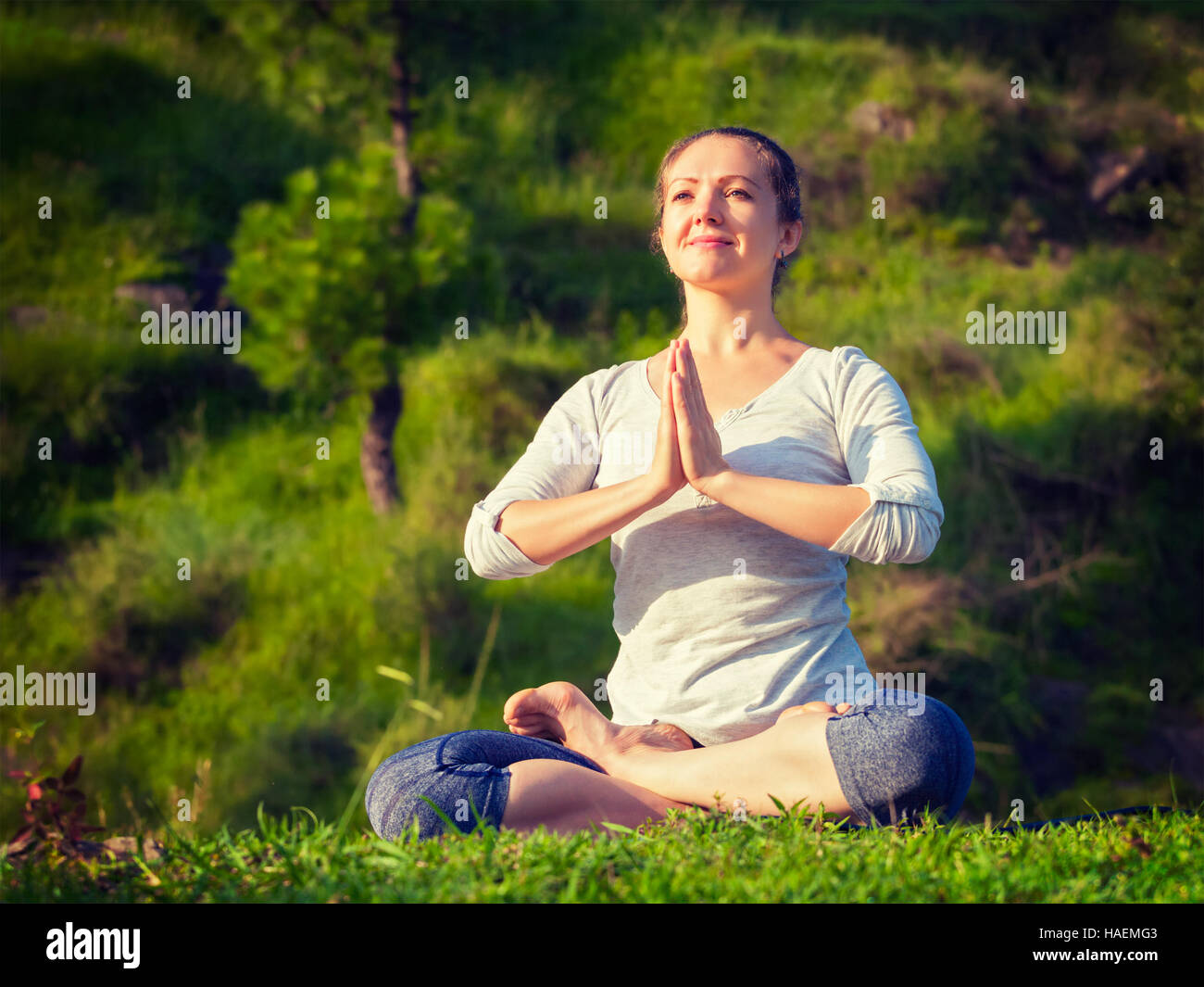 Young fit woman doing yoga Lotus poser oudoors Banque D'Images