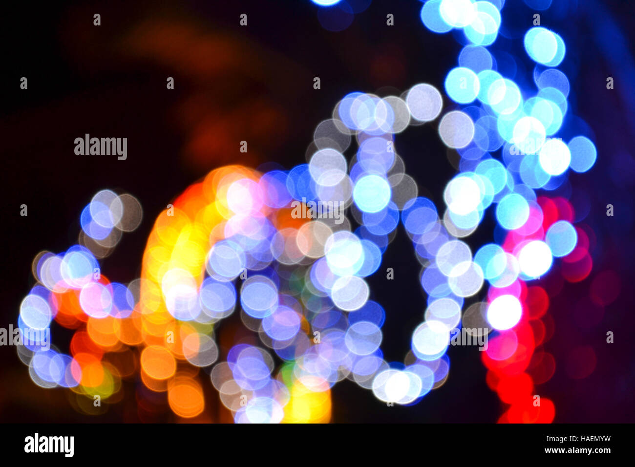 Effet de flou d'extérieur led lumières de Noël - bleus, rouges et blanches Banque D'Images