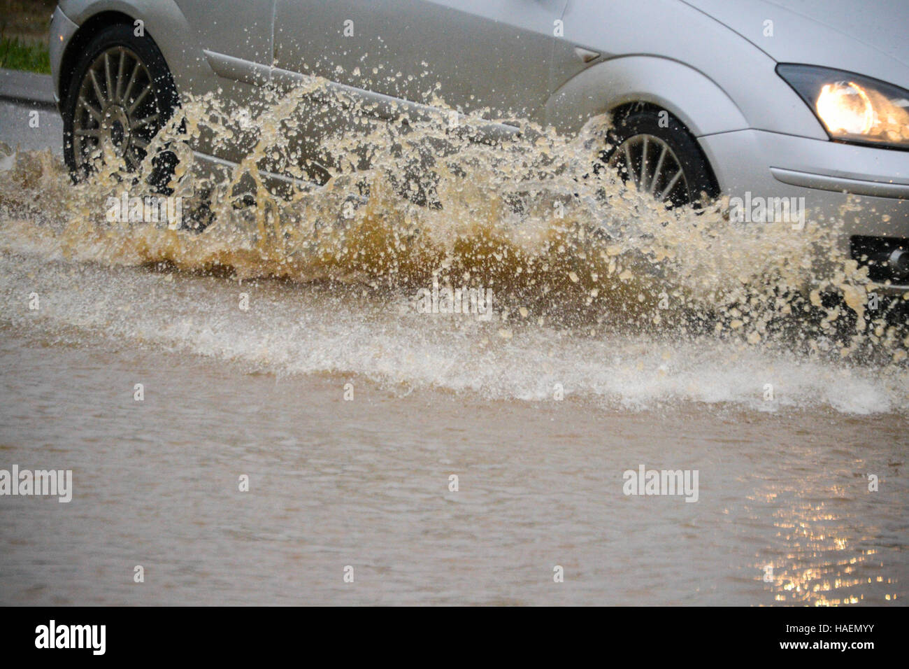 Voiture roulant dans l'eau d'inondation Banque D'Images