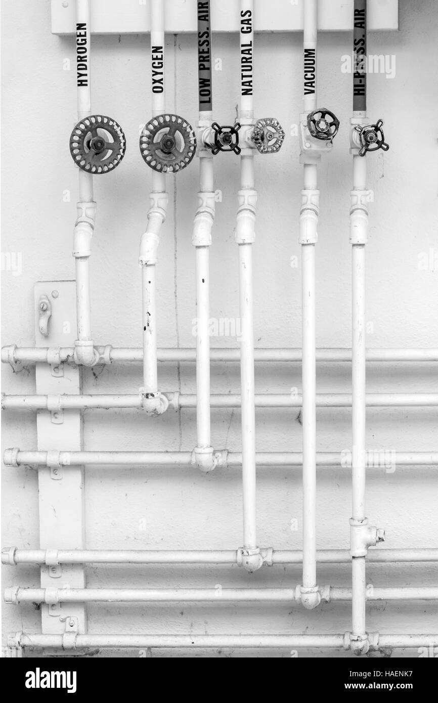 Les conduites d'alimentation gaz Vintage antiques et faire un modèle vannes contre mur - Laboratoire des sciences de l'azote, l'oxygène, l'hydrogène, de l'air Banque D'Images