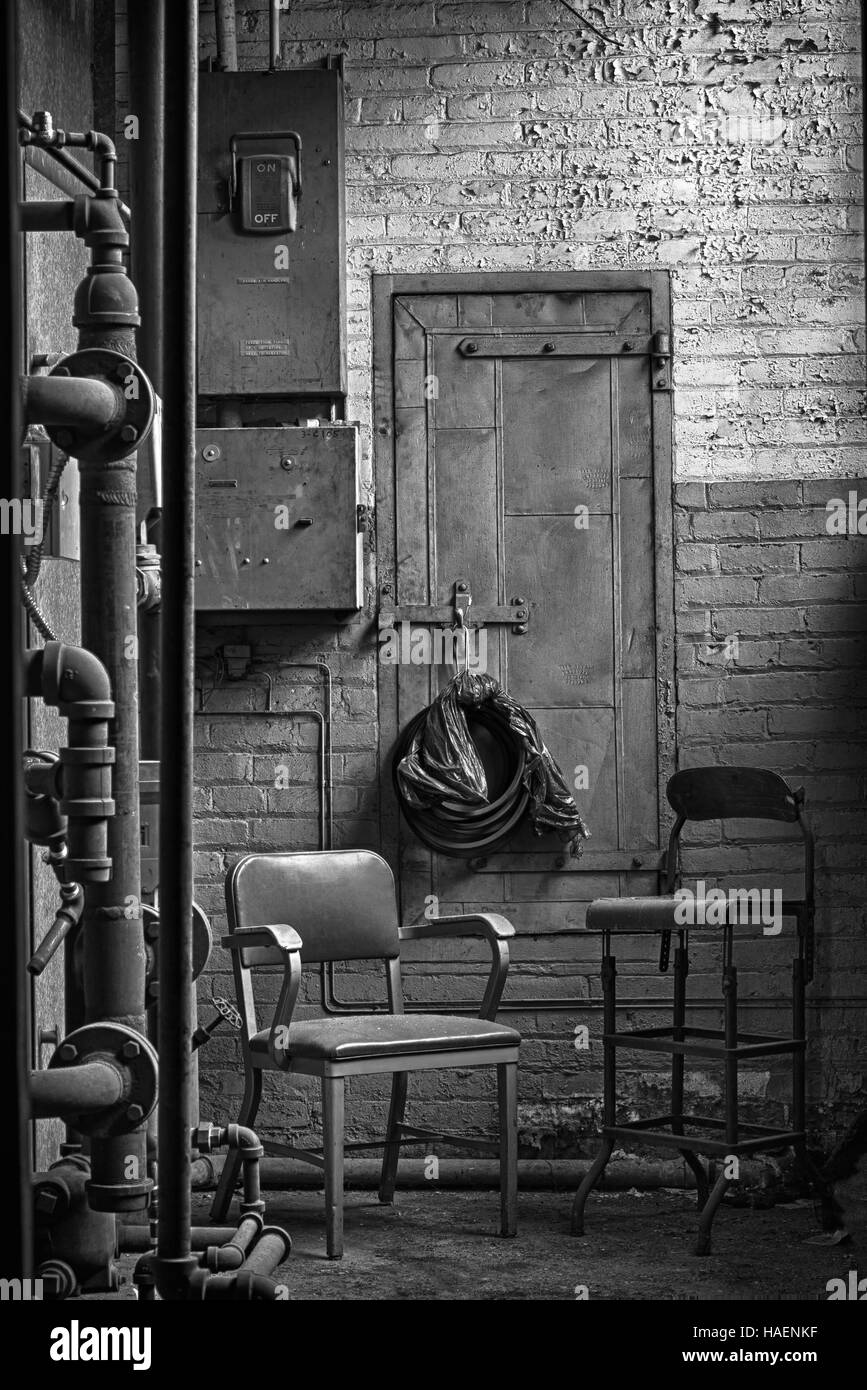 Hidden salle de pause - hideaway idéal pour la conversation ou de la pause-café dans un vieux bâtiment avec deux chaises vintage vide - B&W Banque D'Images