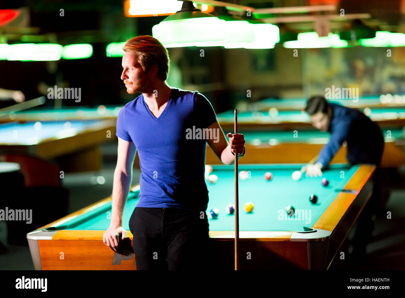 Portrait of a young man playing snooker Banque D'Images