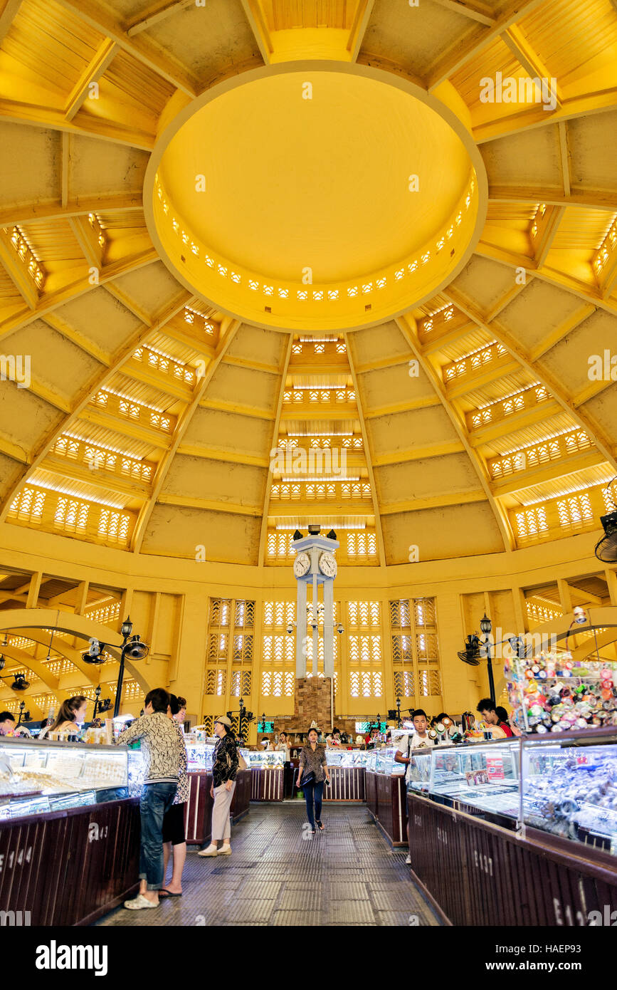 Vieux Psar Thmei style art déco de l'intérieur du marché central de Phnom Penh au Cambodge Banque D'Images