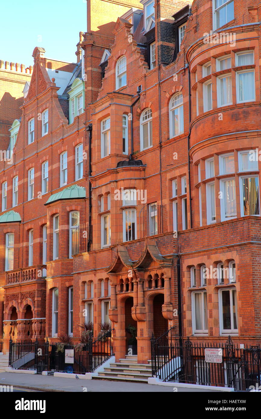 LONDON, UK : Demeure victorienne en briques rouges façades de maisons dans le quartier de Kensington et Chelsea Banque D'Images