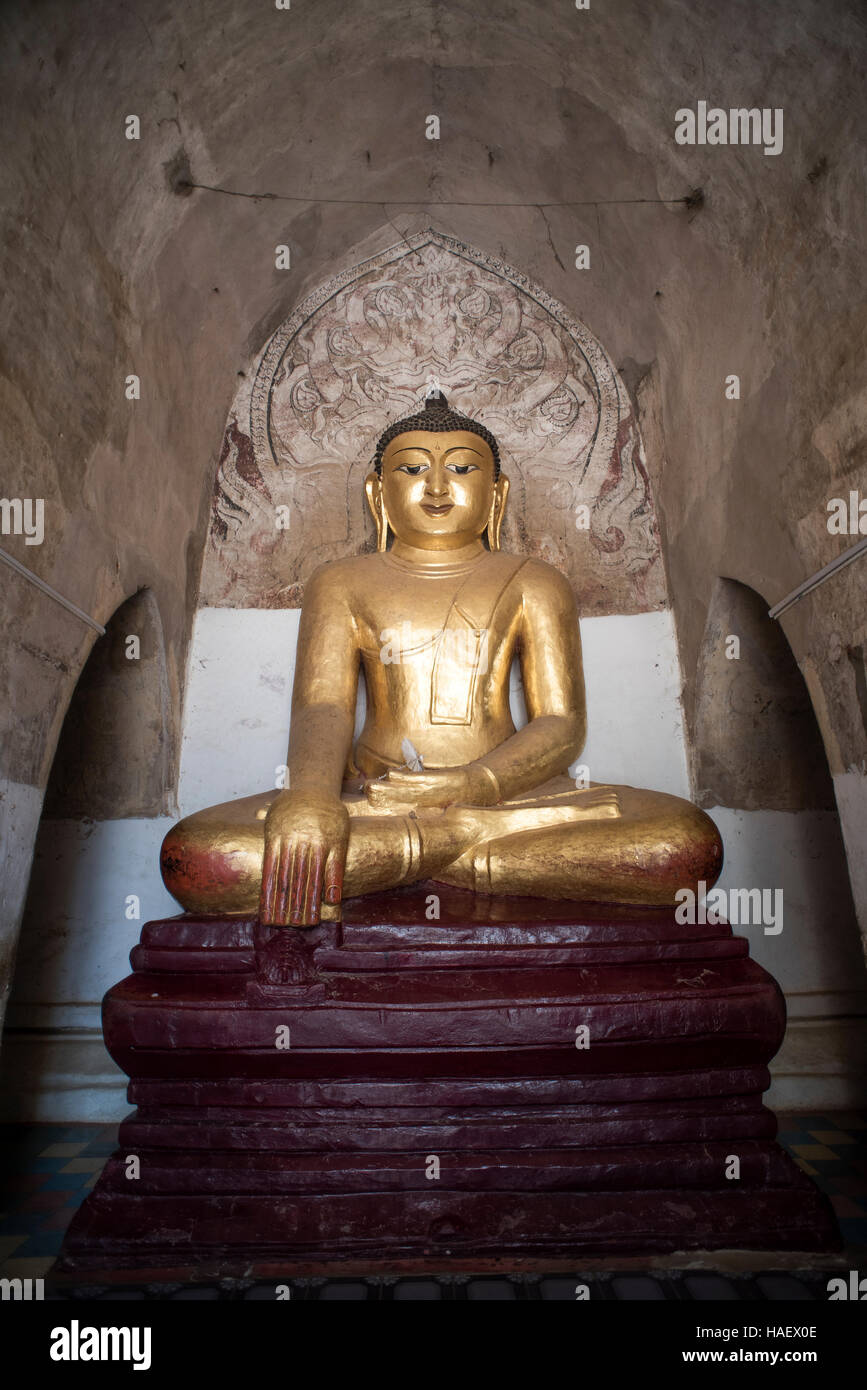 Statue de Bouddha en or dans l'un des plus de 2000 temples de Bagan, Myanmar. Banque D'Images
