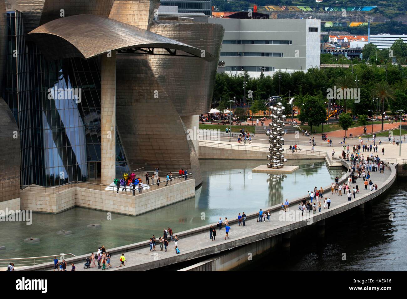 Guggenheim Museum, Bilbao, Pays Basque, Pays Basque, Espagne. L'un des arrêts du Transcantabrico Gran Lujo train de luxe. Banque D'Images
