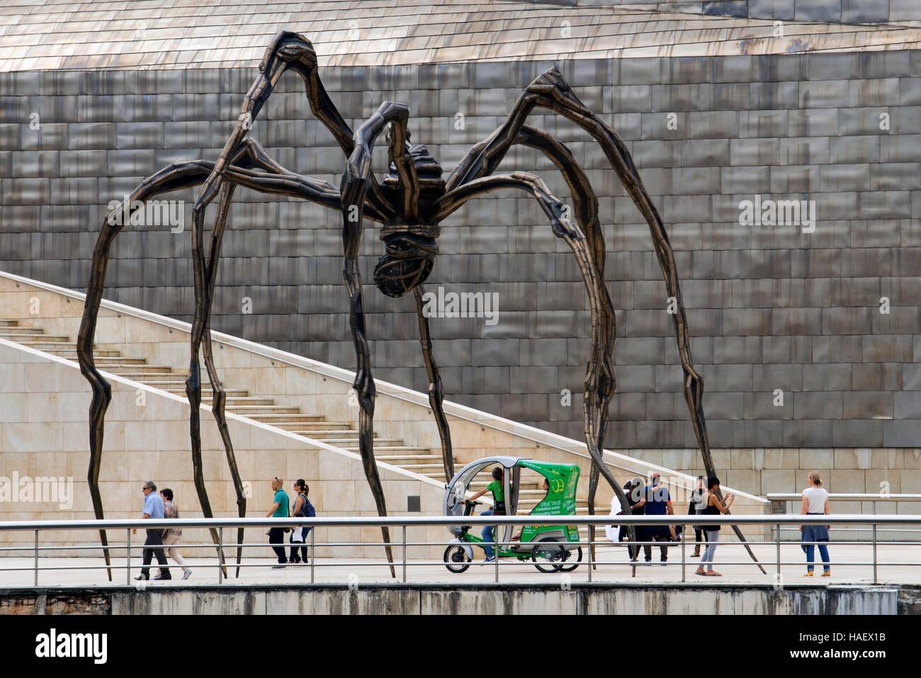 L'Araignée géante dans l'avant-plan, Guggenheim Museum, Bilbao, Pays Basque, Pays Basque, Espagne. L'un des arrêts du Transcantabrico Gran Lujo luxury tr Banque D'Images