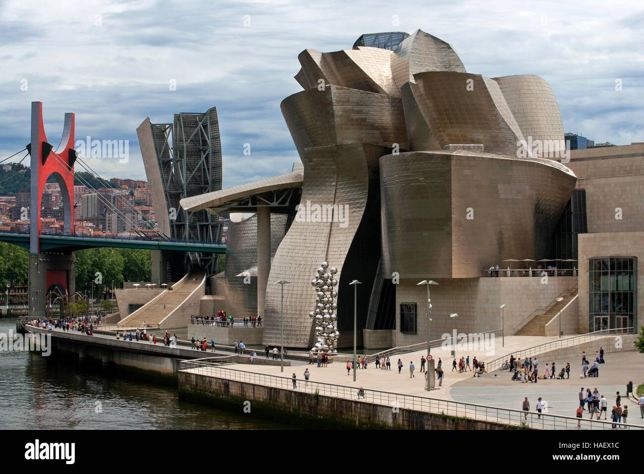 Guggenheim Museum, Bilbao, Pays Basque, Pays Basque, Espagne. L'un des arrêts du Transcantabrico Gran Lujo train de luxe. Banque D'Images