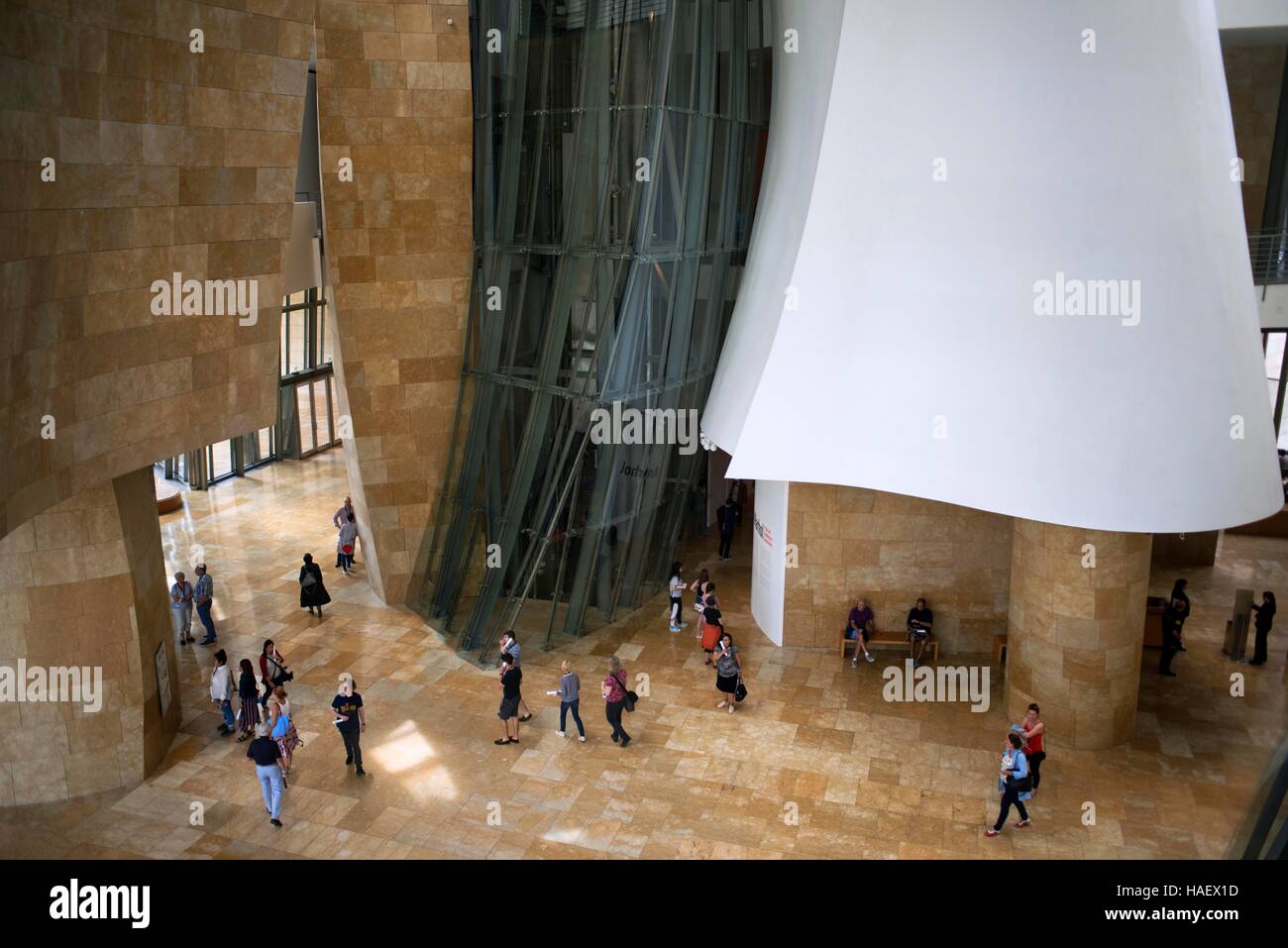 À l'intérieur de Musée Guggenheim de Bilbao, Pays Basque, Pays Basque, Espagne. L'un des arrêts du Transcantabrico Gran Lujo train de luxe. Banque D'Images