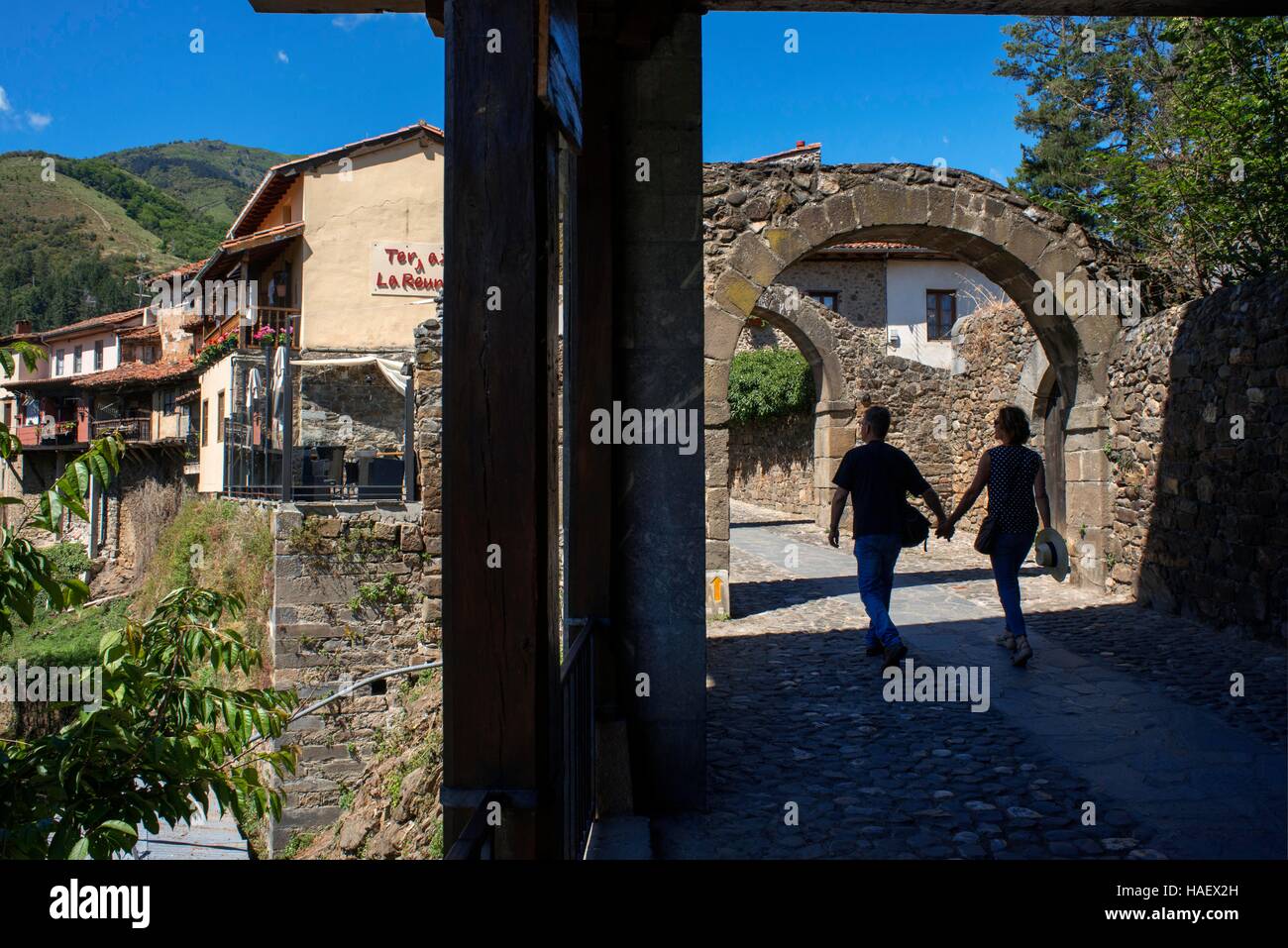 Village de Potes, Cantabria, Espagne, Europe. L'un des arrêts du Transcantabrico Gran Lujo train de luxe. Banque D'Images