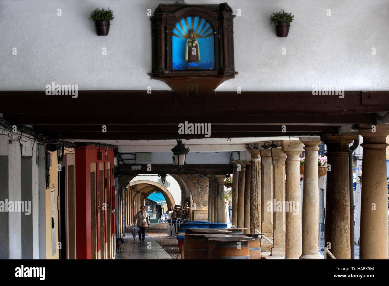 Arcades et colonnes de Galiana street dans la célèbre ville antique d'Aviles, Asturias, Espagne. L'un des arrêts du Transcantabrico Gran Lujo luxury Banque D'Images