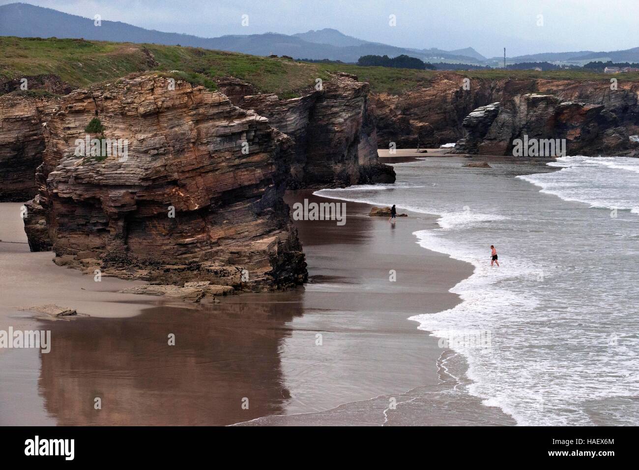 Plage des cathédrales de Ribadeo, Galice, Espagne. L'un des arrêts du Transcantabrico Gran Lujo train de luxe. Banque D'Images