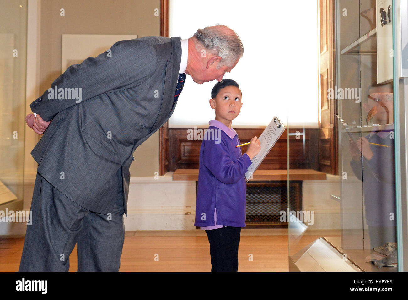 Retransmettre AJOUTER UN NOM DE GARÇON EN PHOTO Le Prince de Galles parle à Joel Clark de couvertures du roi lors d'une visite de l'école primaire à l'Université de Cambridge Fitzwilliam Museum à l'occasion de son bicentenaire et pour célébrer le 600ème anniversaire de la bibliothèque de l'Université de Cambridge. Banque D'Images