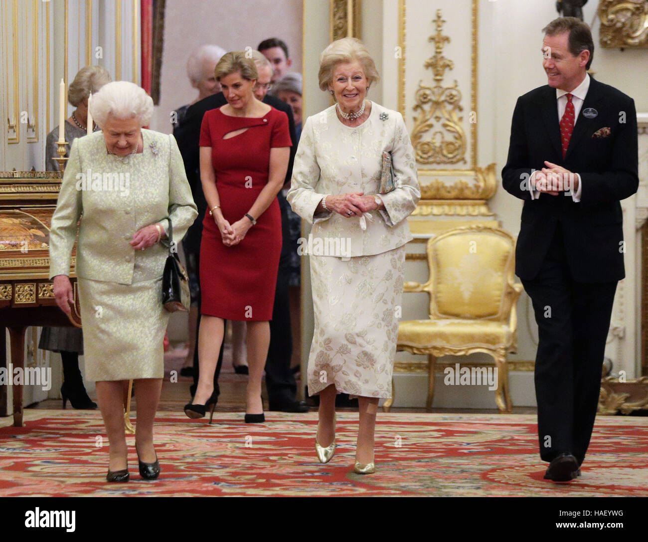 La reine Elizabeth II (à gauche), la Princesse Alexandra et la comtesse de Wessex (derrière), au cours d'une réception pour célébrer le mécénats de la princesse, en l'année de ses 80 ans, à Buckingham Palace, Londres. Banque D'Images