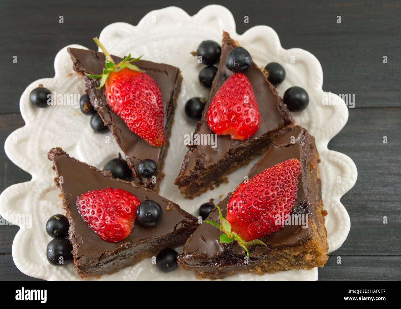 Tranches de gâteau au chocolat avec des fraises entières sur le dessus Banque D'Images