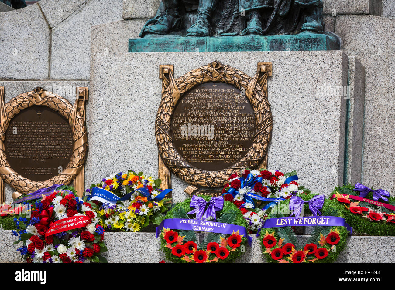 Les couronnes du Jour du Souvenir au monument aux morts à St John's, Terre-Neuve et Labrador, Canada. Banque D'Images