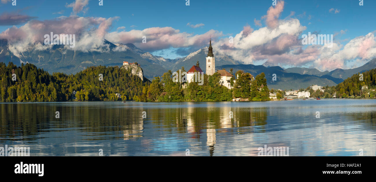 L'église de Sainte Marie de l'assomption sur l'île dans le lac de Bled avec le Château de Bled, Bled, au-delà de la Haute-Carniole, Slovénie Banque D'Images