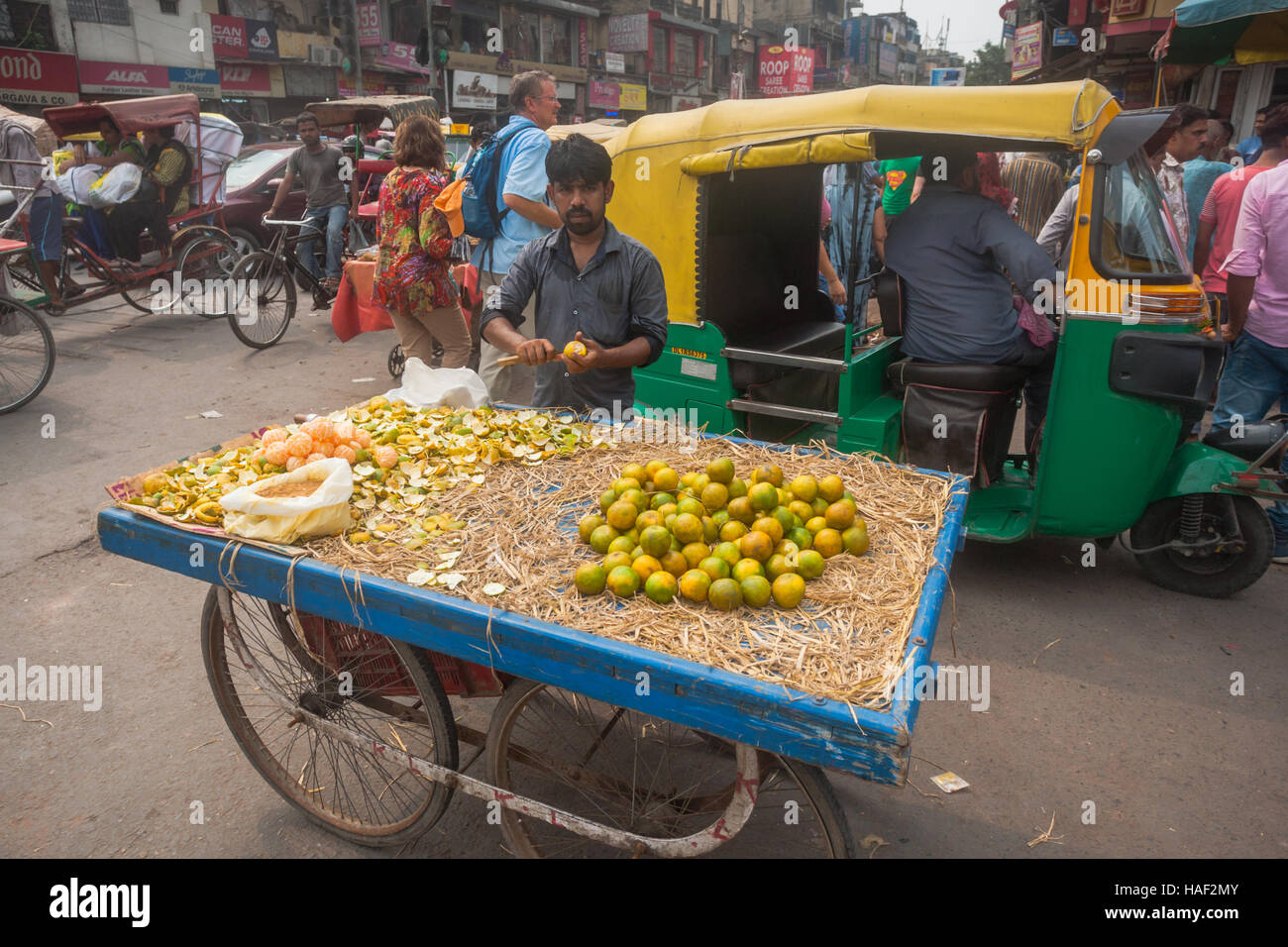 Un marché de rue commerçant remorque vendre des oranges, Delhi, Inde Banque D'Images