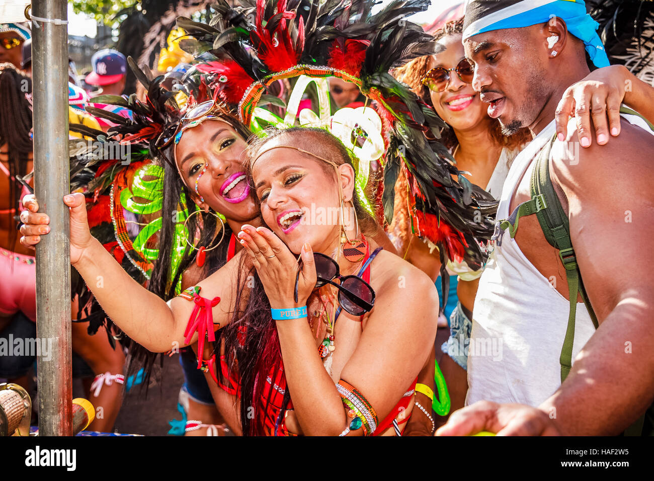 Le Cocoyea fêtards de Londres mas band's carnaval de Notting Hill 2016 Présentation, réflexion. Banque D'Images