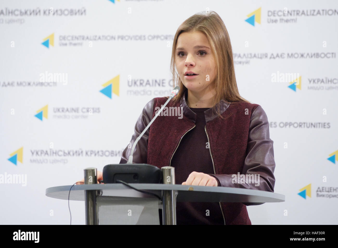 Kiev, Ukraine. 28 Nov, 2016. Maria Vasylieva, initiateur du projet, les étudiants de l'Université nationale de l'Académie Mohyla de Kiev "" "Projet pour les enfants avec des troubles musculo-squelettiques "une maison de vacances dans vos mains" © Aleksandr Goussev/Pacific Press/Alamy Live News Banque D'Images