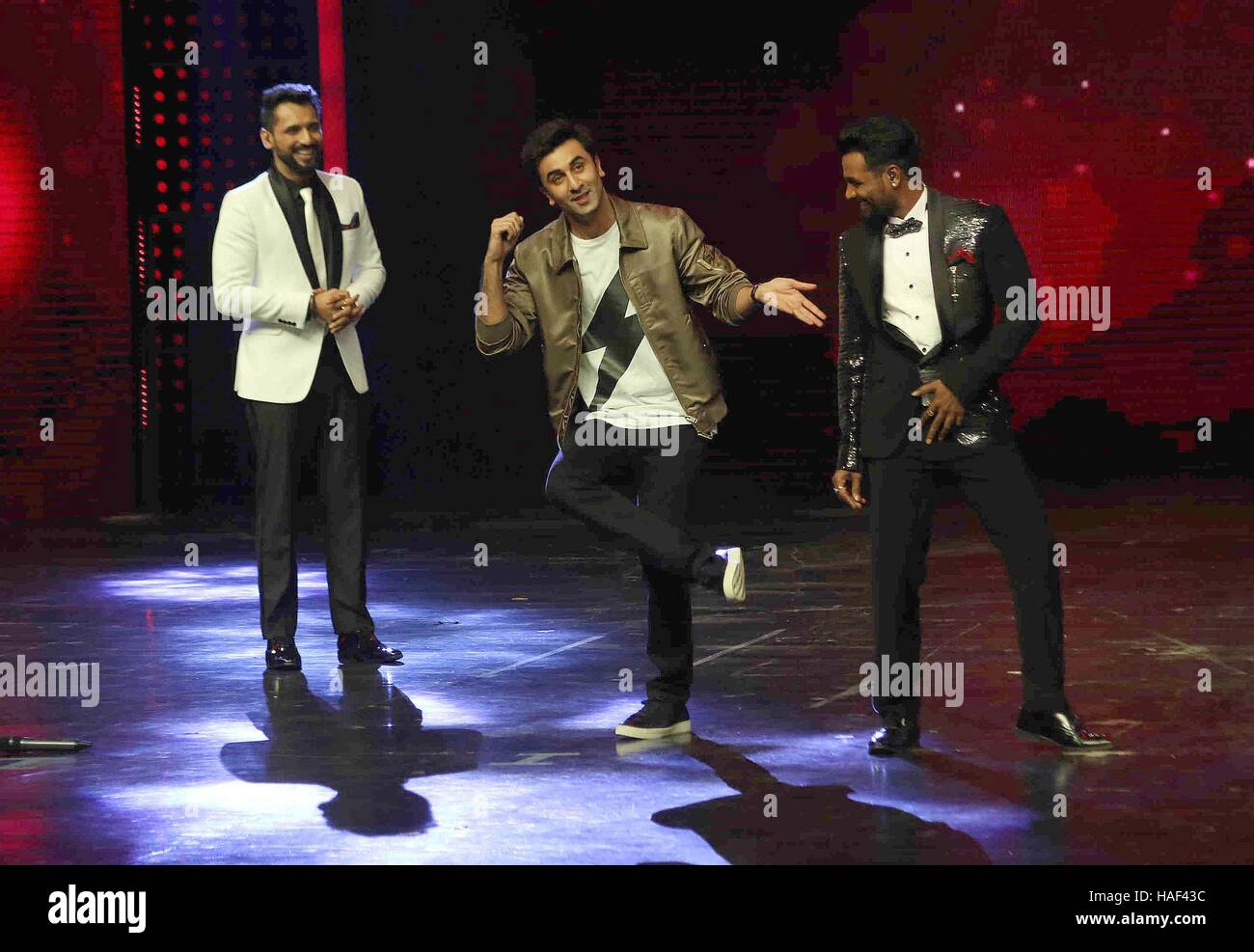 Bollywood acteur Ranbir Kapoor avec les chorégraphes Remo D'Souza punit Pathak grande finale de la saison 2 de Danse Plus Mumbai Banque D'Images