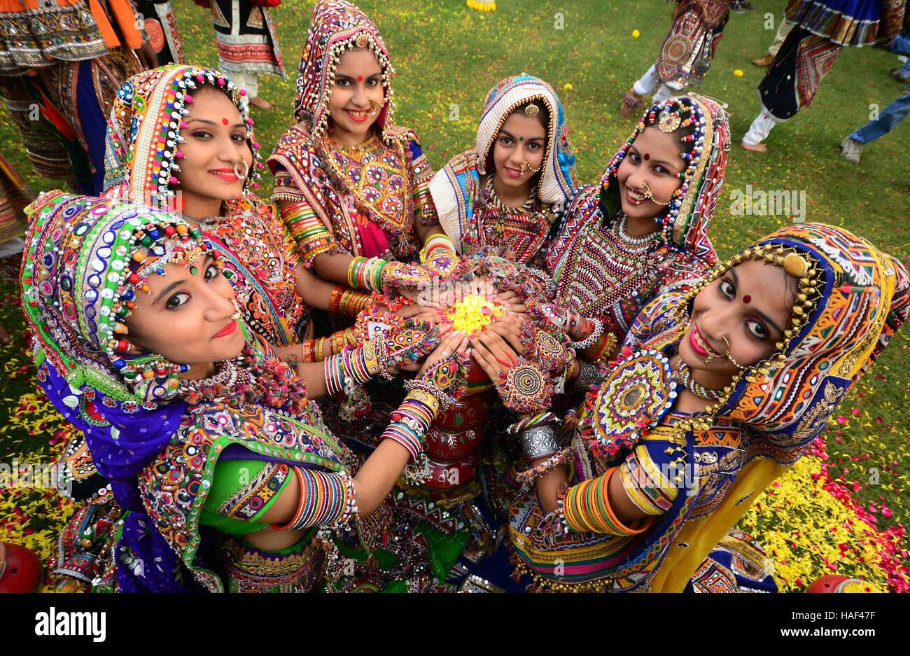 Les filles en costumes traditionnels, la pratique, le Garba les pas de danse en préparation pour le festival Navratri dans Ahmadabad Banque D'Images