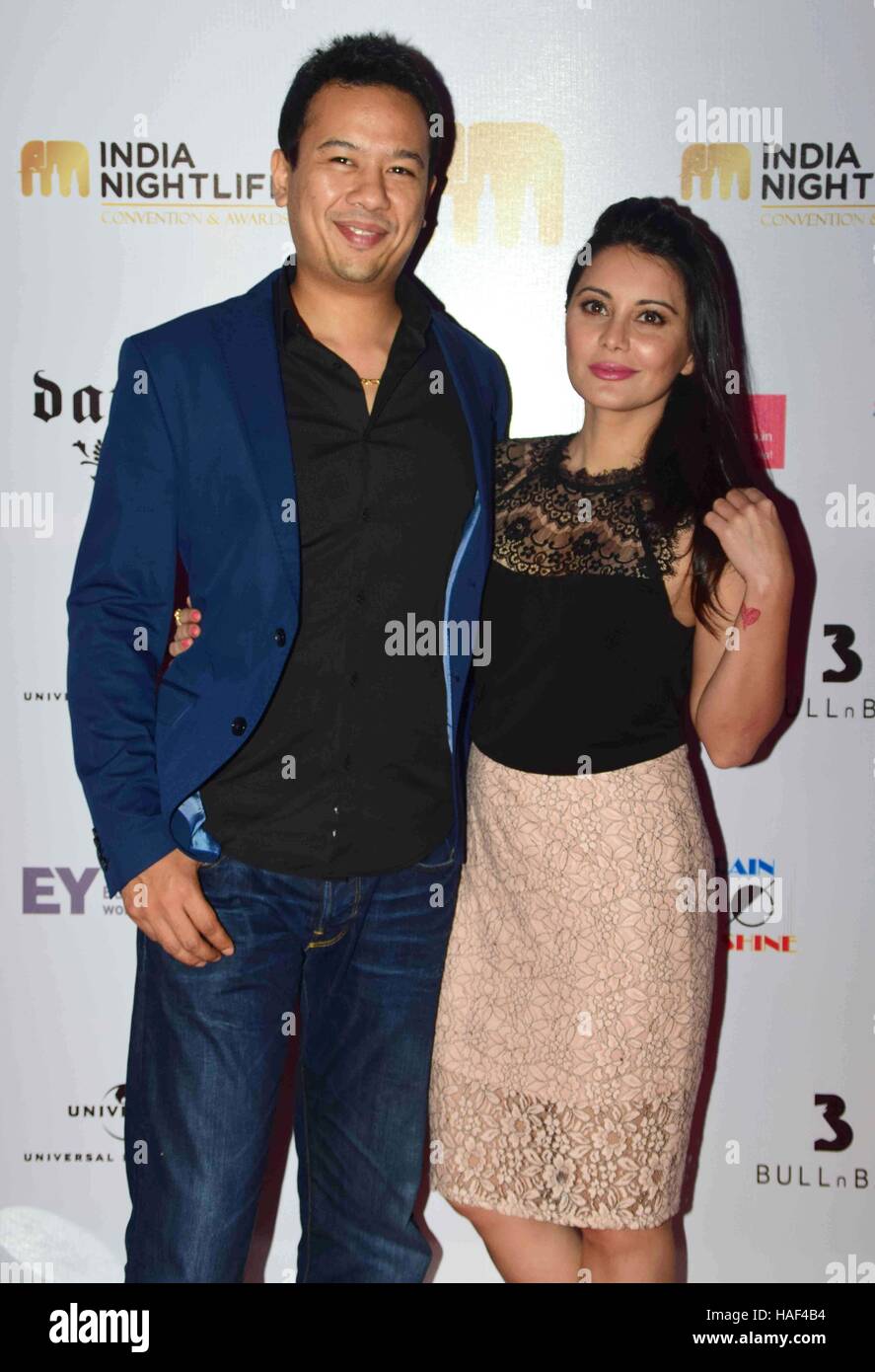 Ryan Tham, propriétaire Trilogy night club et son épouse l'acteur de Bollywood Minissha Lamba Inde Mumbai Prix Convention Vie nocturne Banque D'Images