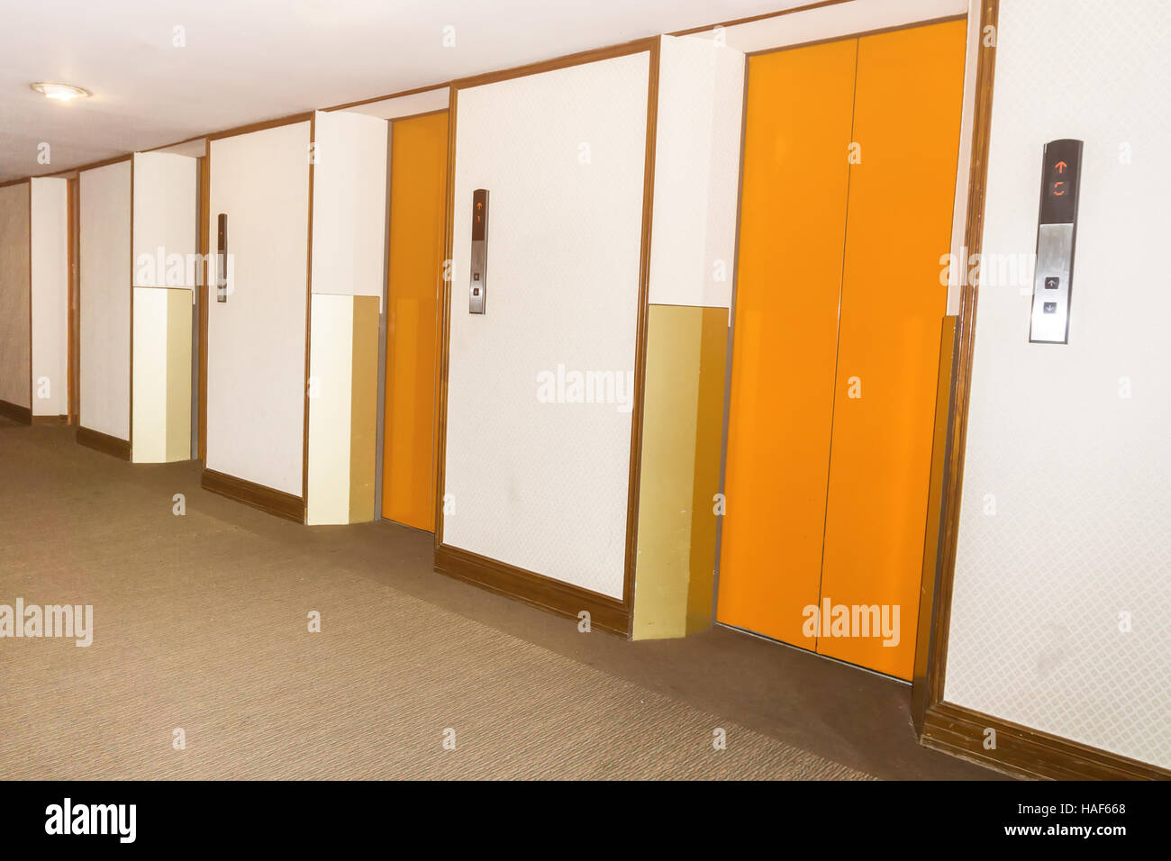 Les ascenseurs de couleur orange dans le hall de l'hôtel . Banque D'Images