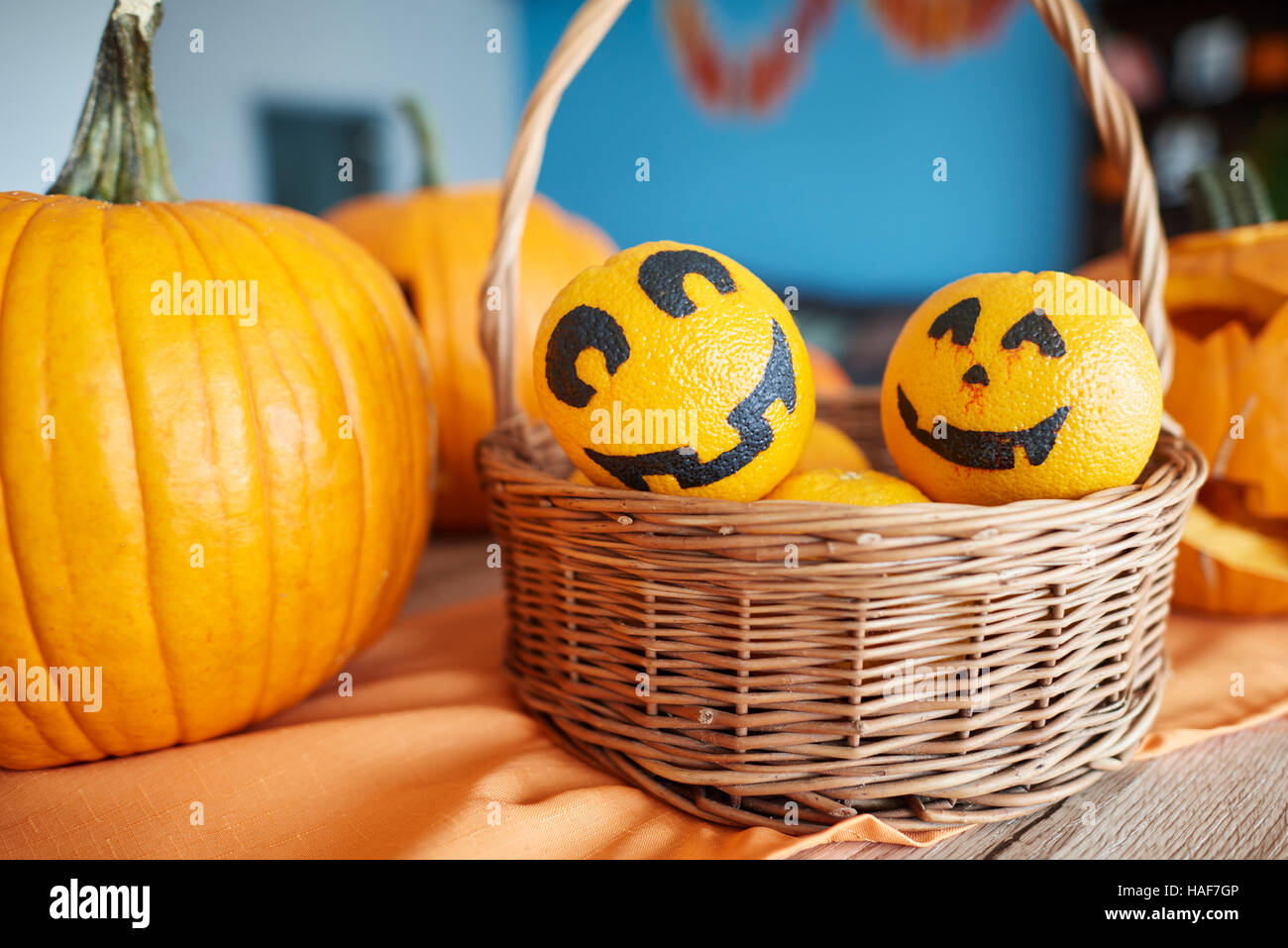 Décoration d'Halloween sur la table Banque D'Images