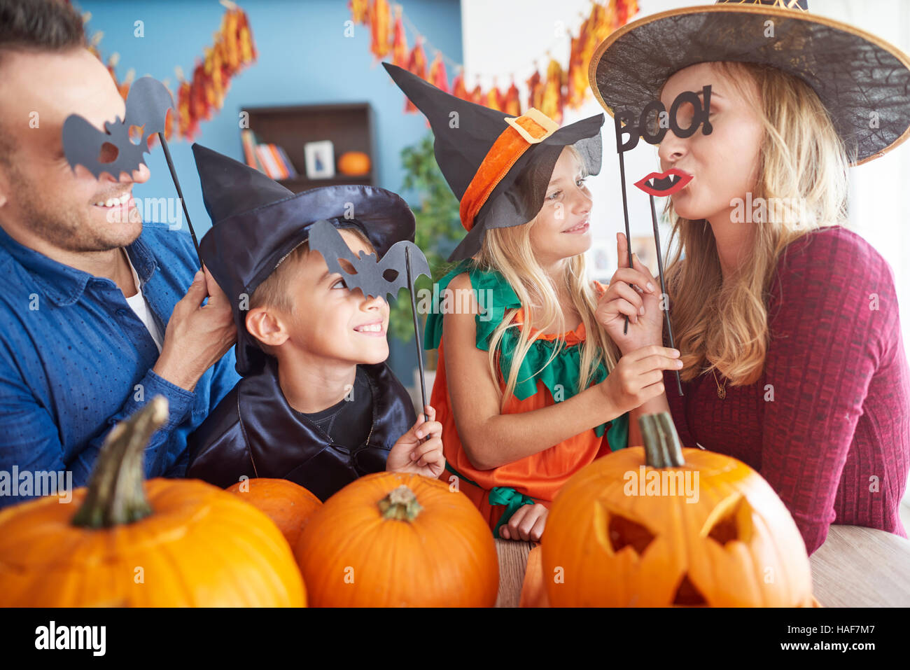 Masques d'halloween en famille ludique Banque D'Images