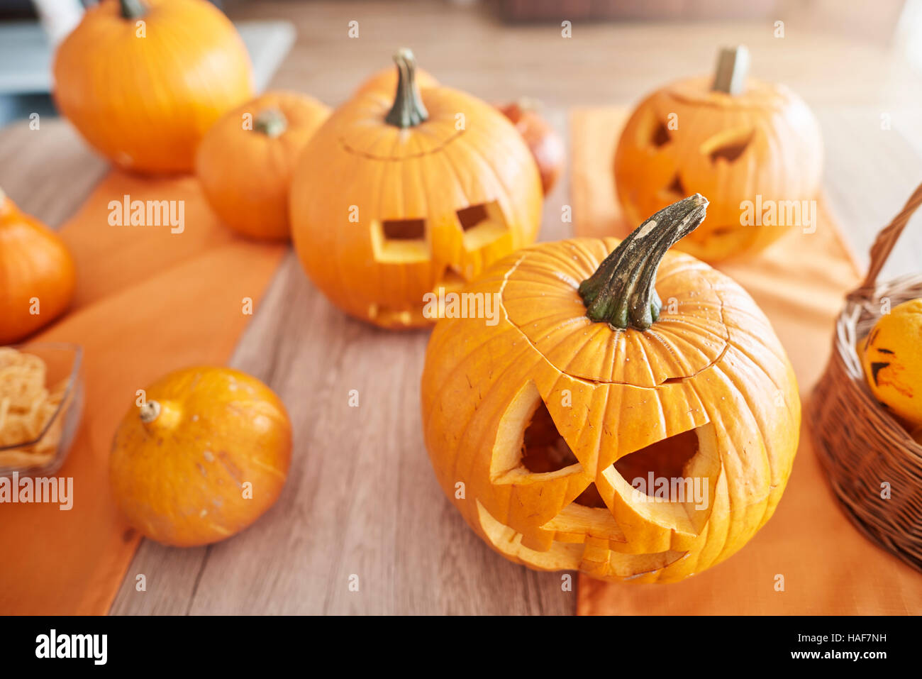 Halloween pumkins sur la table Banque D'Images