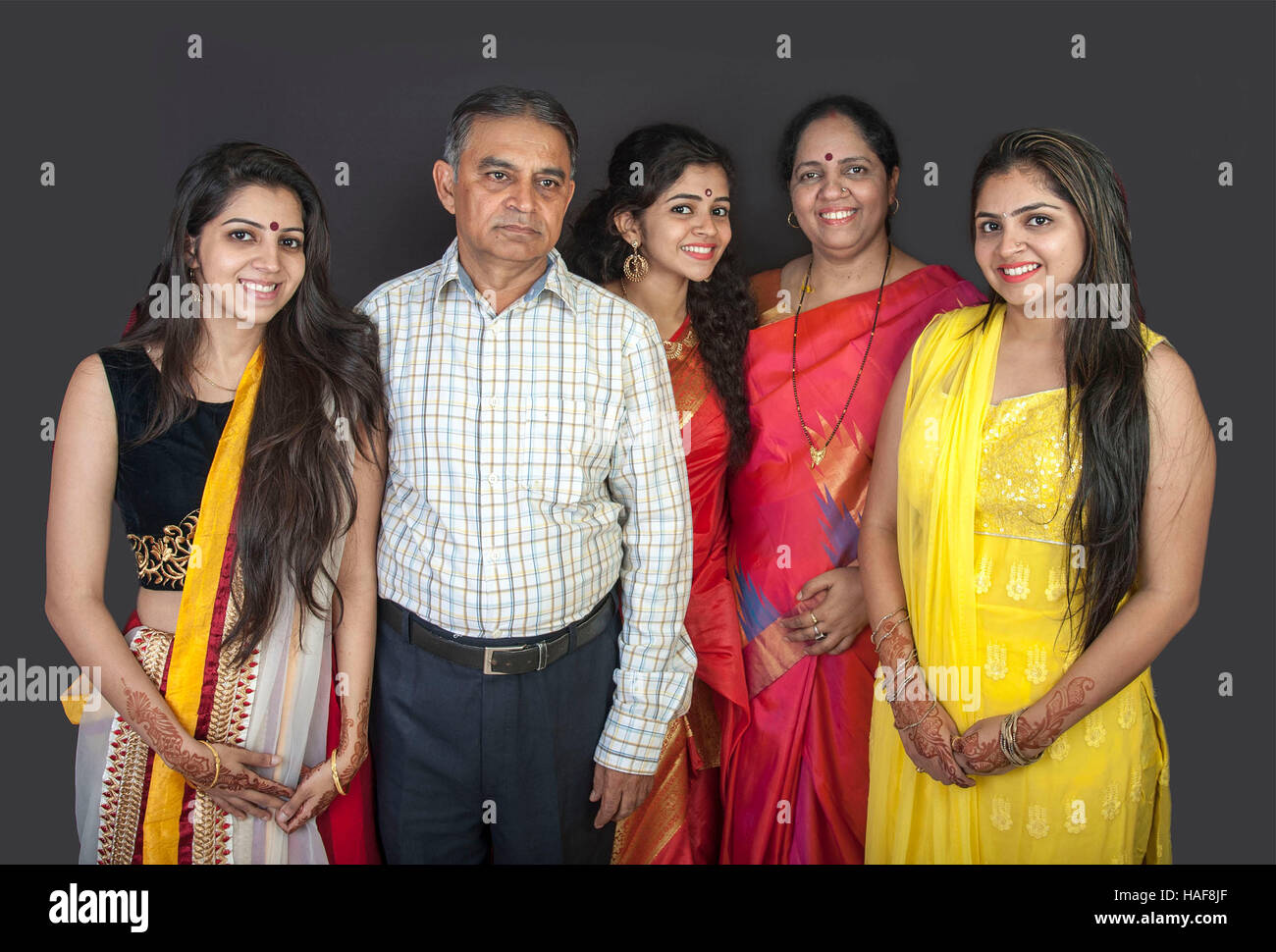 Groupe de cinq portraits famille indienne en vêtements traditionnels à Mumbai maharashtra Inde Banque D'Images