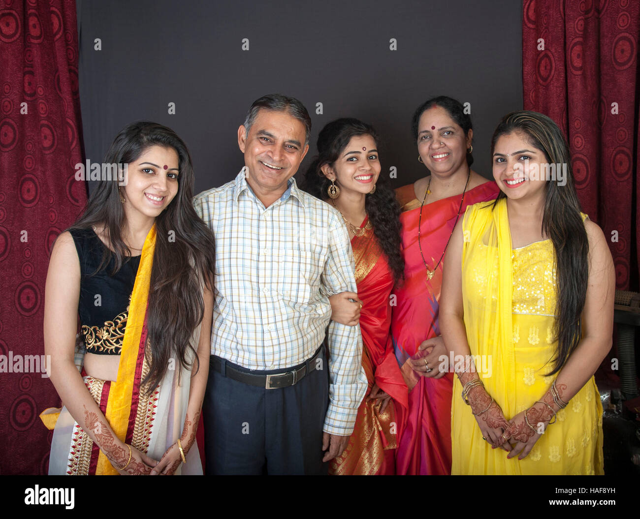 Groupe de cinq portraits famille indienne en vêtements traditionnels à Mumbai maharashtra Inde Banque D'Images