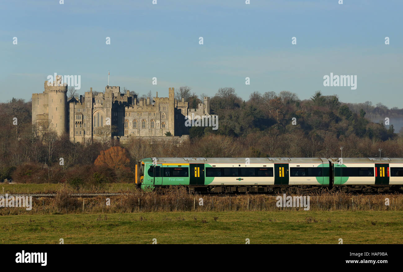 Un train Les trains du Sud passe par Arundel dans le West Sussex, que le transport ferroviaire et les voyageurs du tube à travers le pays a souffert de l'enfer aujourd'hui voyages après une vague de défauts de train, les échecs du signal, les pénuries de personnel et d'autres questions ont conduit à des retards. Banque D'Images