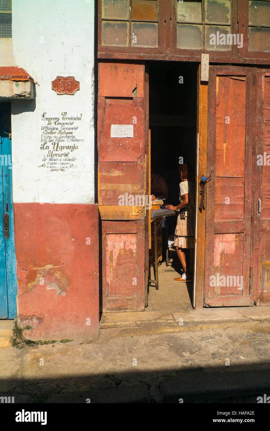Shop doorway Havane Cuba Antilles figure féminine s'élève à la moitié de la porte ouverte dans l'ombre Banque D'Images