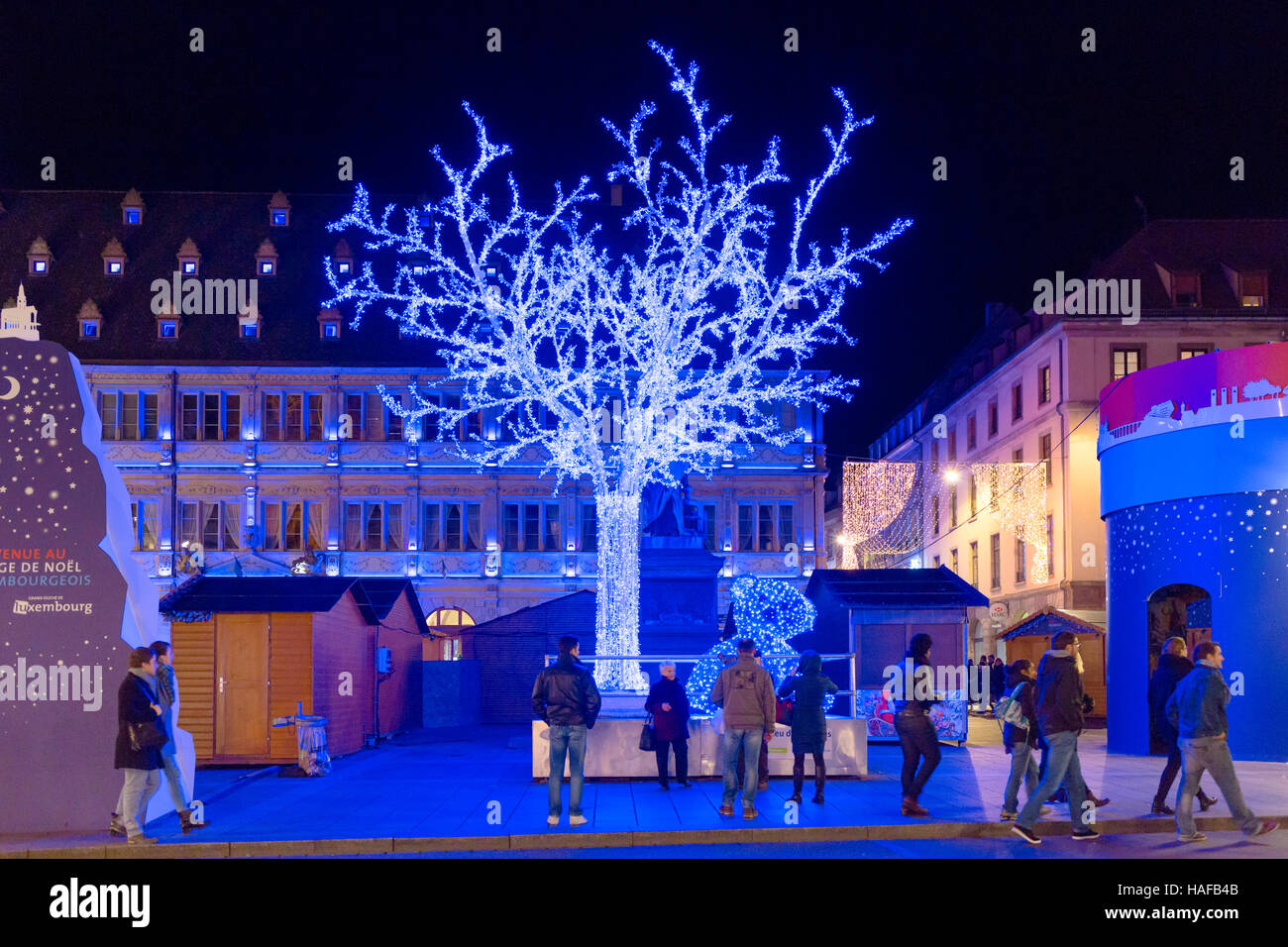 Marché de Noël et le Blue Tree de commerçants de Strasbourg, place Gutenberg, Alsace, Bas Rhin, France Banque D'Images