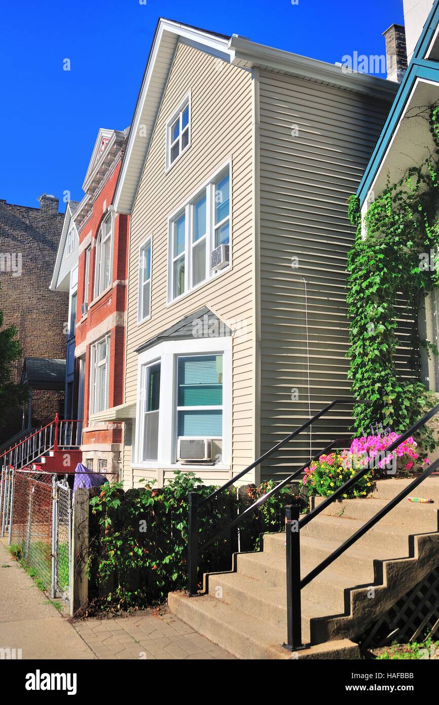 Parfaitement entretenu de plusieurs étages, résidences le long de l'Avenue de Southport à définir Chicago's Lakeview quartier. Banque D'Images