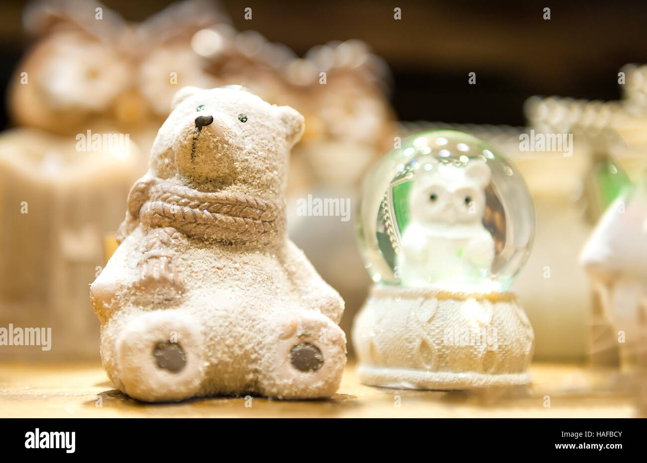 Noël blanc mignon ours en porcelaine est sur l'étagère à l'arrière-plan d'autres jouets de Noël Banque D'Images