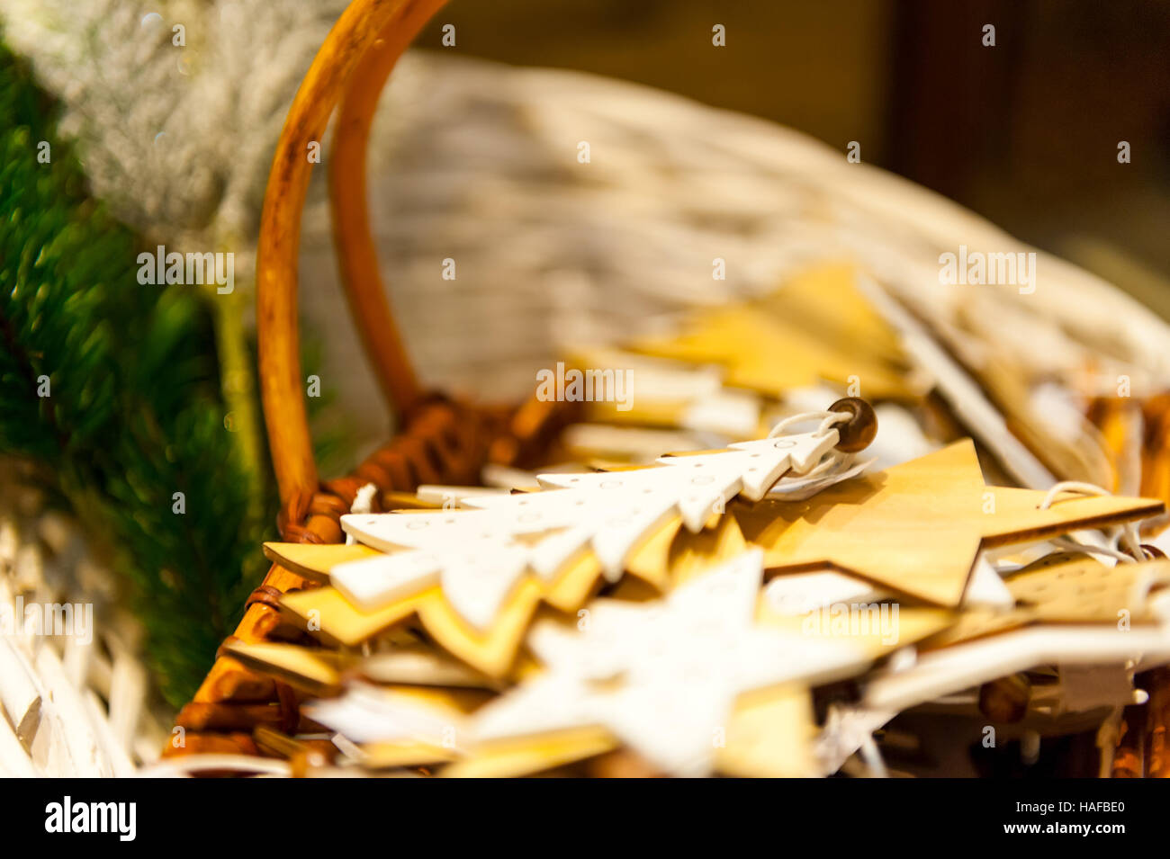 Sapin de Noël et des étoiles en bois de jouets dans le panier de bougies, des boîtes, des boules, pommes de pin, noix, Branchesin l'arrière-plan d'autres décorations guirlandes. copier l'espace. Banque D'Images