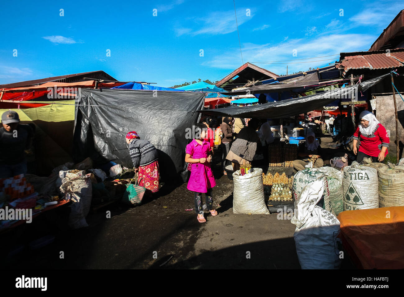 Un enfant magasiner sur un marché traditionnel en bord de route dans le village de Kersik Tuo à Kayu Aro, Kerinci, Jambi, Indonésie. Banque D'Images