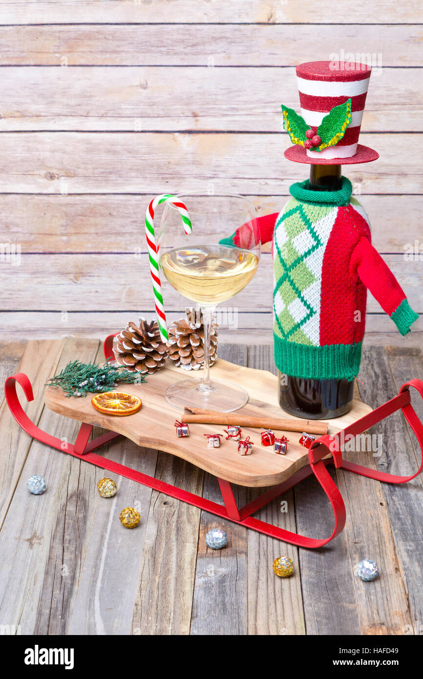 Verre de vin blanc avec des décorations de Noël Banque D'Images