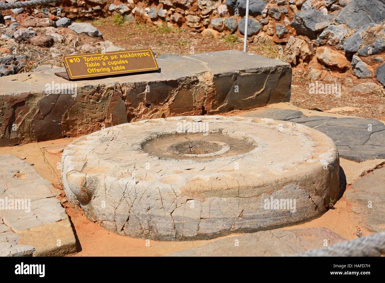 Table ancienne offrant au site archéologique des ruines minoennes Malia, Malia, Crète, Grèce, Europe. Banque D'Images
