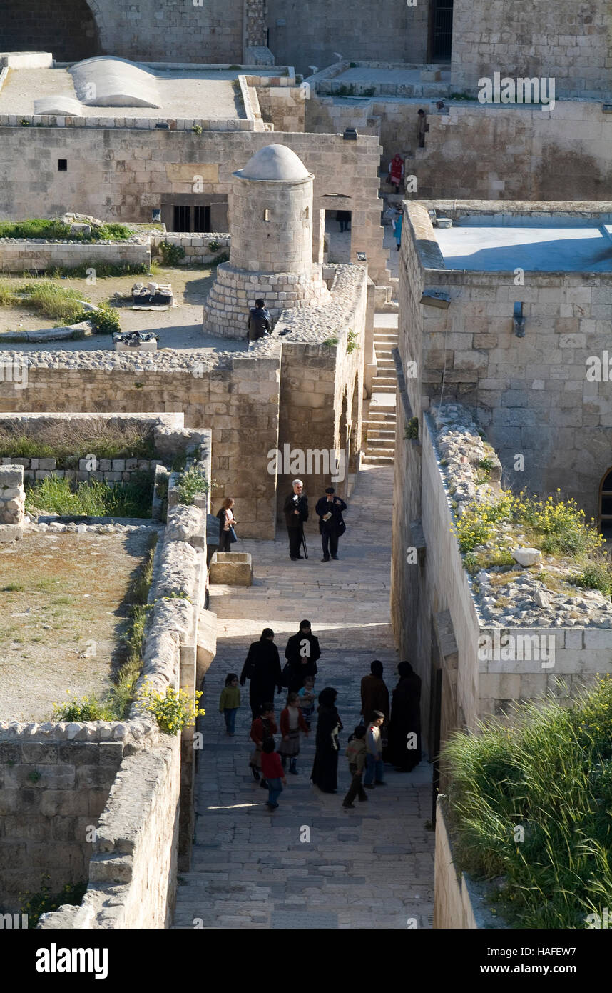 L'intérieur de la Citadelle, un grand château fort médiéval, dans le centre de la vieille ville d'Alep en Syrie, avant la guerre civile. Banque D'Images