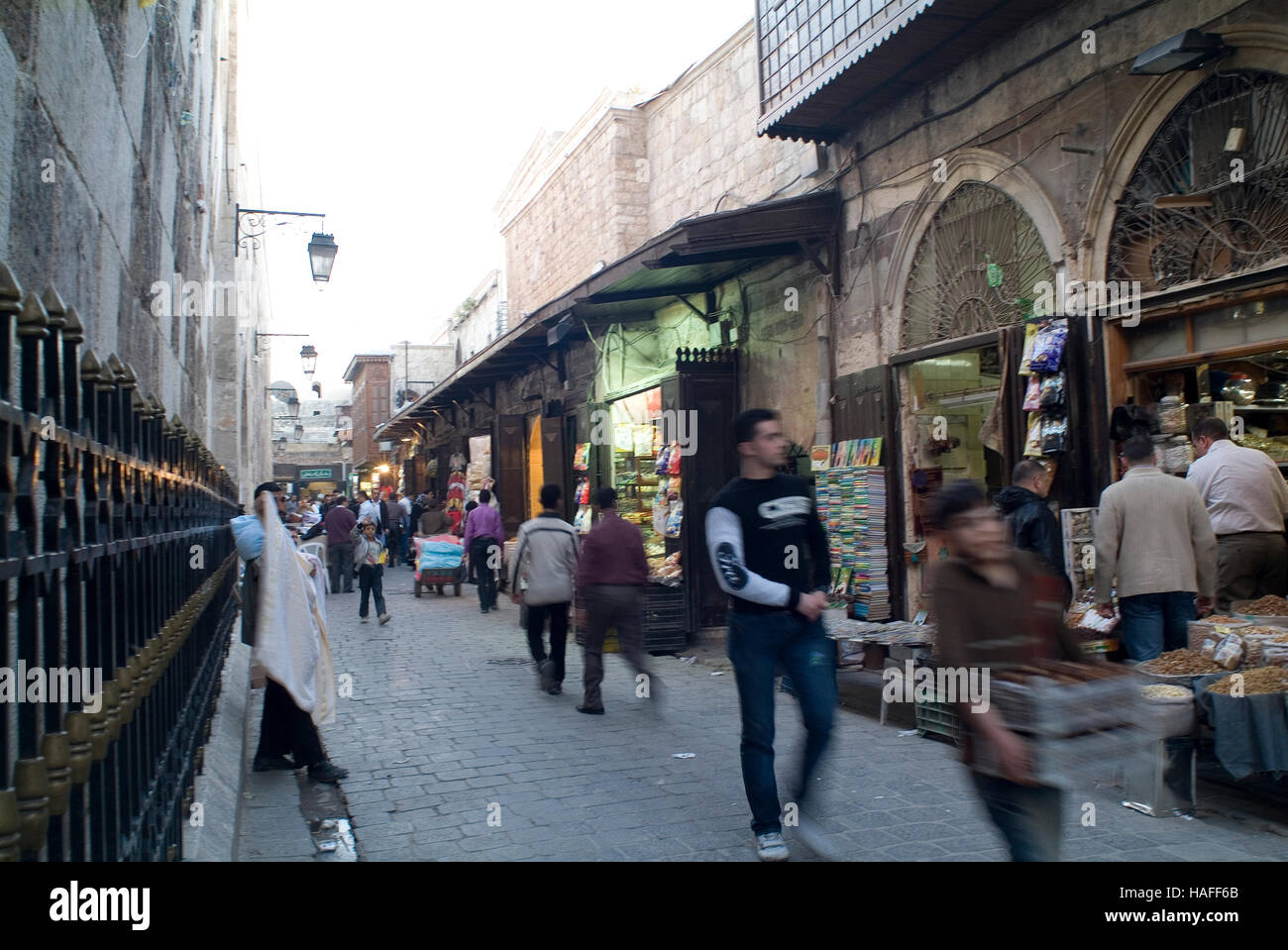 Une scène de rue dans la vieille ville d'Alep, Syrie, avant la guerre civile. Banque D'Images