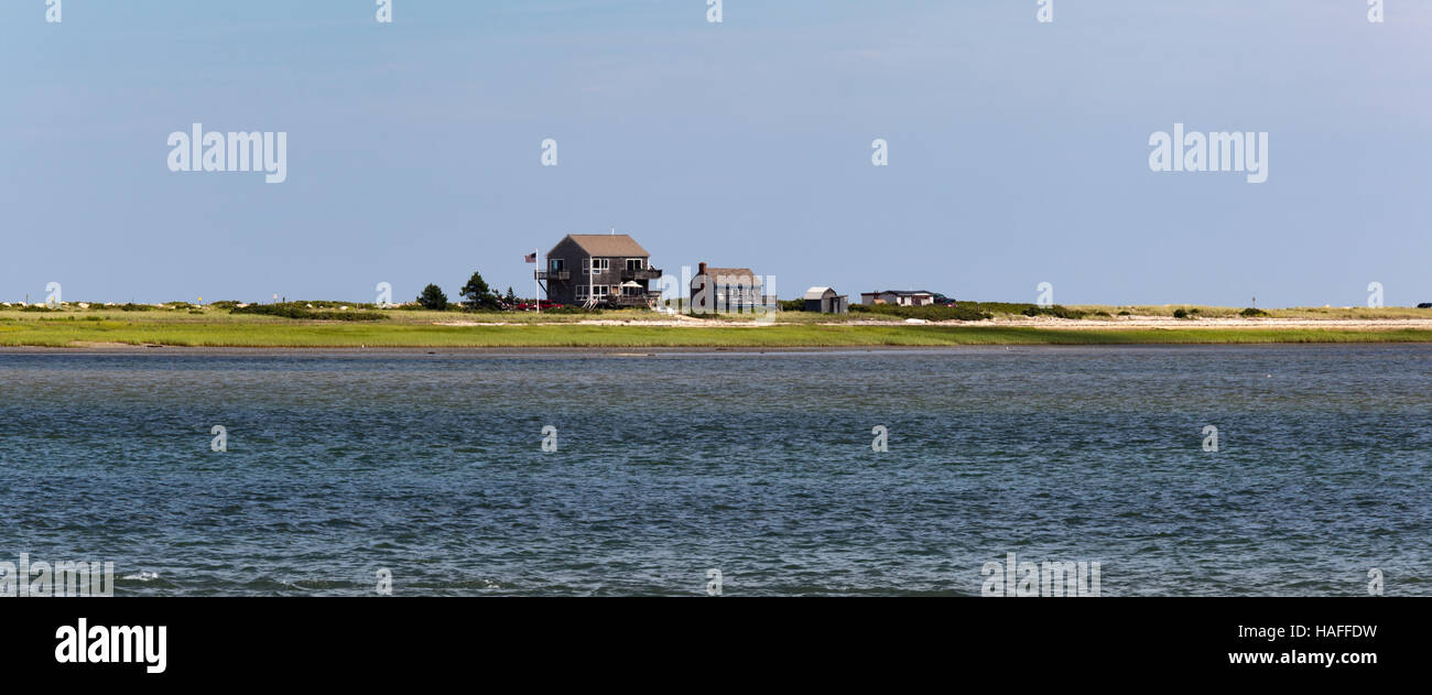 Beach House sur la langue de sable qui protège MA Plymouth harbor Banque D'Images