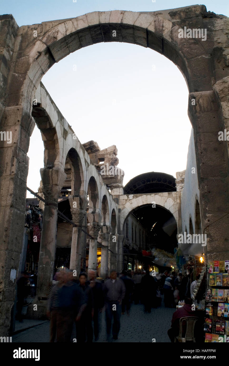 L'entrée du Souk al-Hamidiyeh dans la vieille ville de Damas, Syrie, flanquée de colonnes romaines. Banque D'Images