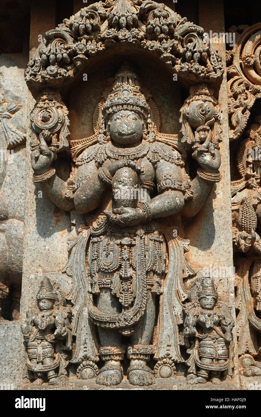La sculpture sur pierre de dieu hindou holding a un œuf somnathpur, Inde Banque D'Images