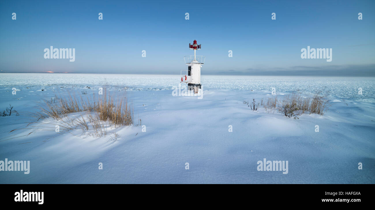 Petit phare dans la neige à la côte de Roslagen, Uppland sur un froid matin d'hiver à l'aube, la Suède, Scandinavie Banque D'Images